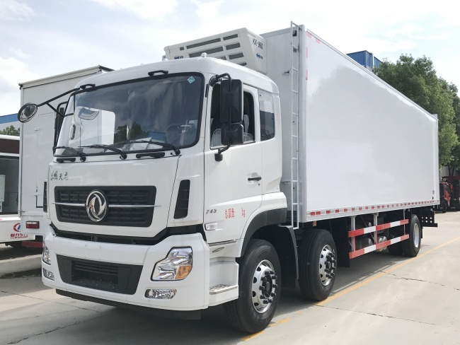 (Longitud: 9.4 metros) Camión refrigerado Dongfeng Tianlong de tres ejes