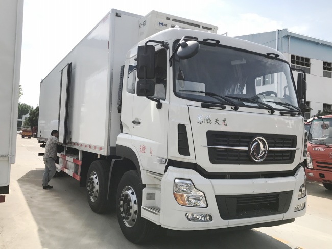 (Longitud: 9.4 metros) Camión refrigerado Dongfeng Tianlong de tres ejes