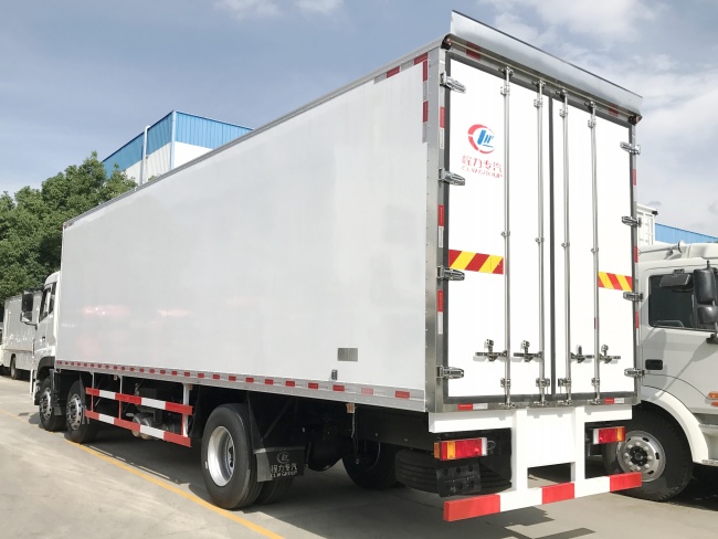 (Longitud: 9.4 metros) Camión refrigerado Dongfeng Tianlong de tres ejes