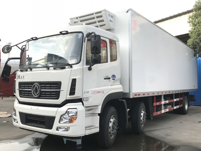 (Longitud: 9.4 metros) Camión refrigerado Dongfeng Tianlong de tres ejes