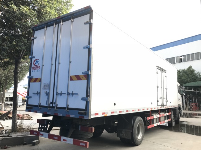 (Longitud: 9.4 metros) Camión refrigerado Dongfeng Tianlong de tres ejes