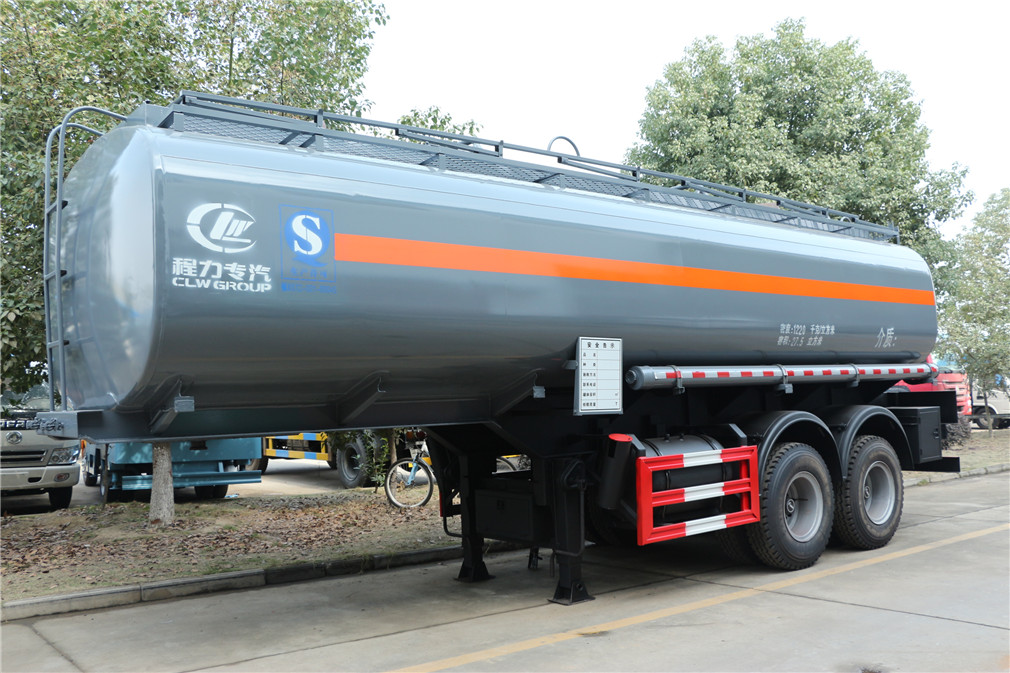 Vehículo de remolque semirrígido de dos ejes tipo tanque para mercancías inflamables y corrosivas