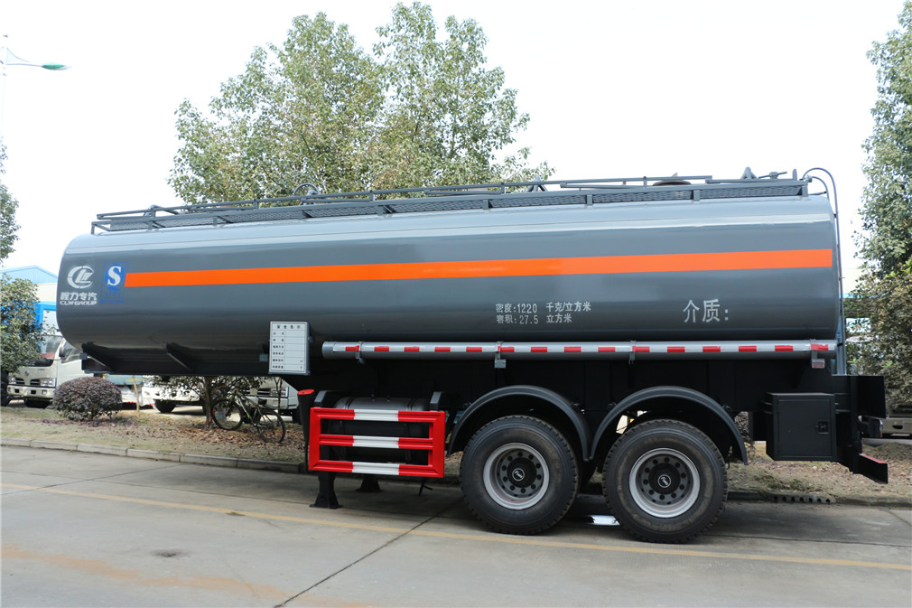Vehículo de remolque semirrígido de dos ejes tipo tanque para mercancías inflamables y corrosivas