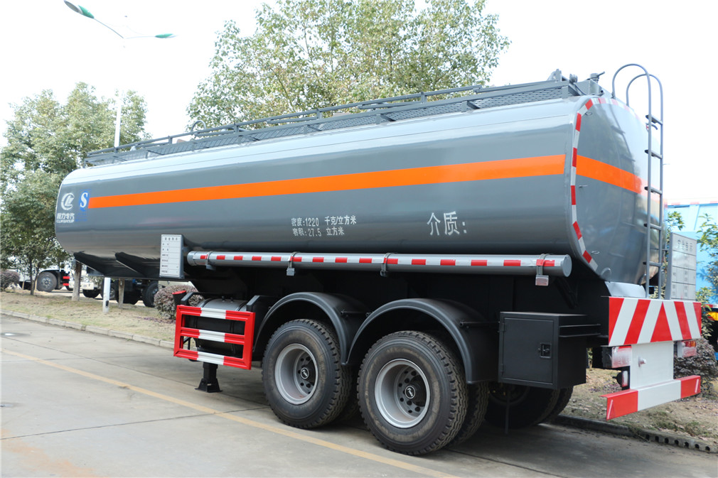 Vehículo de remolque semirrígido de dos ejes tipo tanque para mercancías inflamables y corrosivas