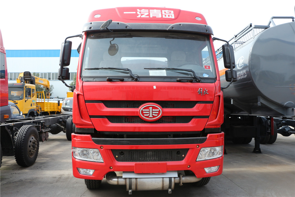 Vehículo de transporte de mercancías tóxicas y corrosivas Jiefang Huan V, cuatro delanteros y seis traseros [20 cúbicos]
