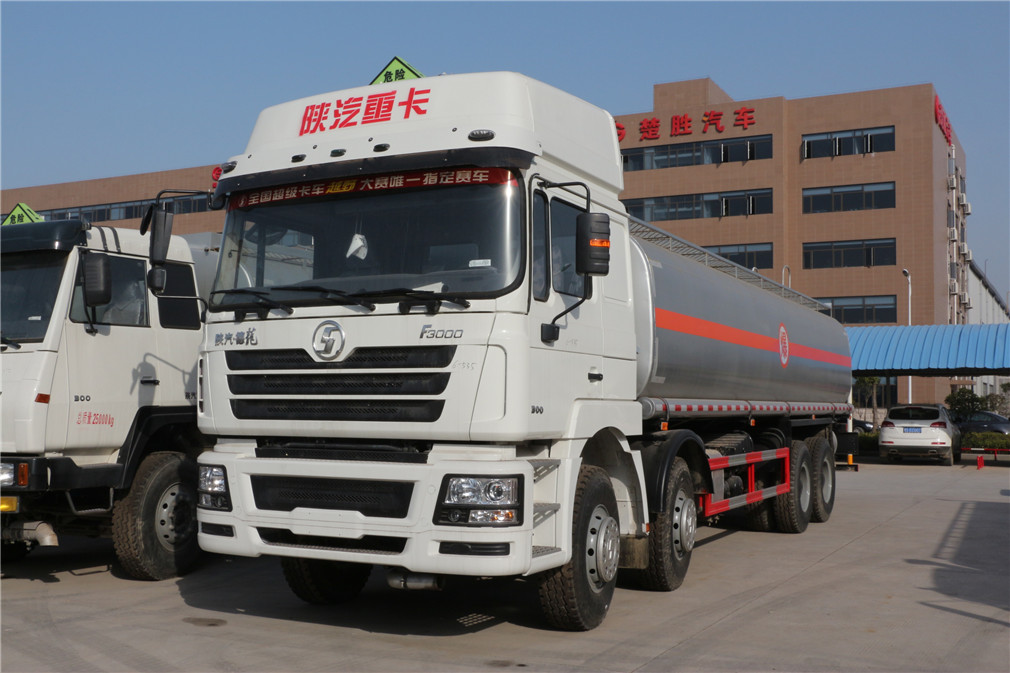 Camión tanque Shaanxi Auto Delong delantero cuatro ejes trasero ocho [34 metros cúbicos] de aceite