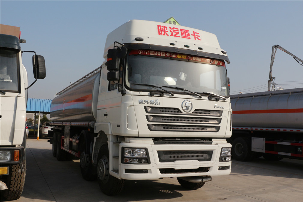 Camión tanque Shaanxi Auto Delong delantero cuatro ejes trasero ocho [34 metros cúbicos] de aceite