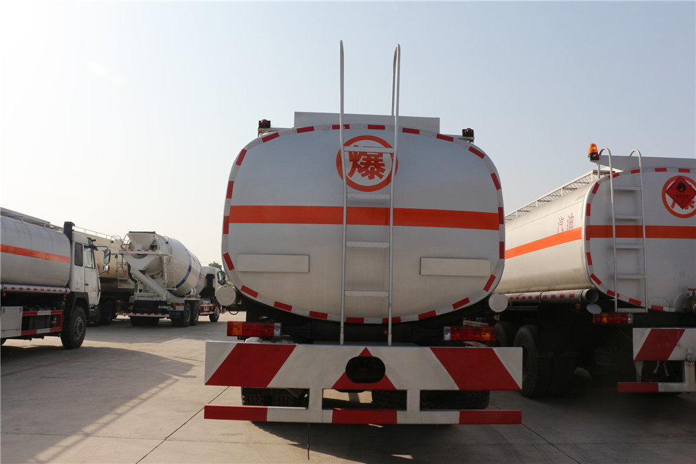 Camión tanque Shaanxi Auto Delong delantero cuatro ejes trasero ocho [34 metros cúbicos] de aceite
