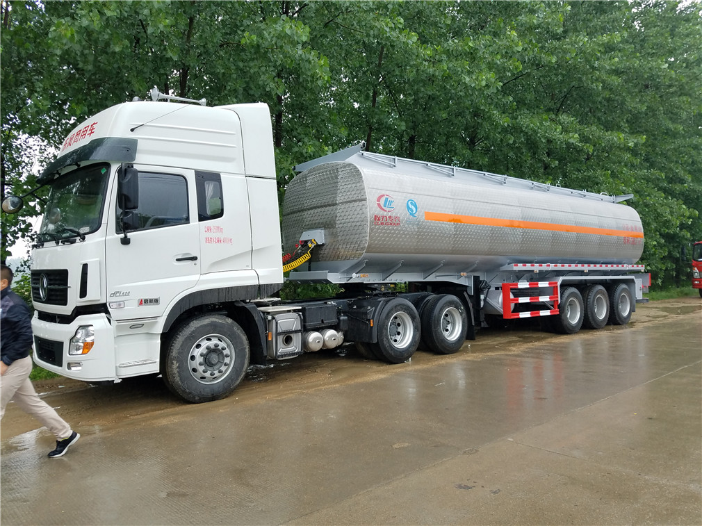 Dongfeng Tianlong tráiler de acero aluminio de tres ejes [42 metros cúbicos] de transporte de aceite semi-remolque