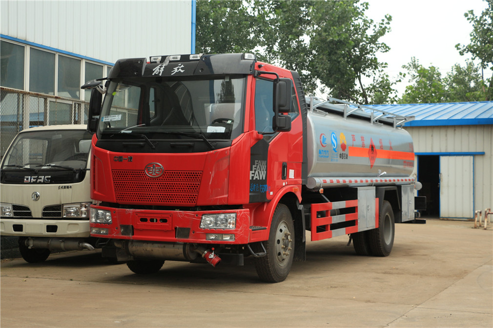 Camión cisterna de un eje J6 para el transporte de petróleo 【15 metros cúbicos】