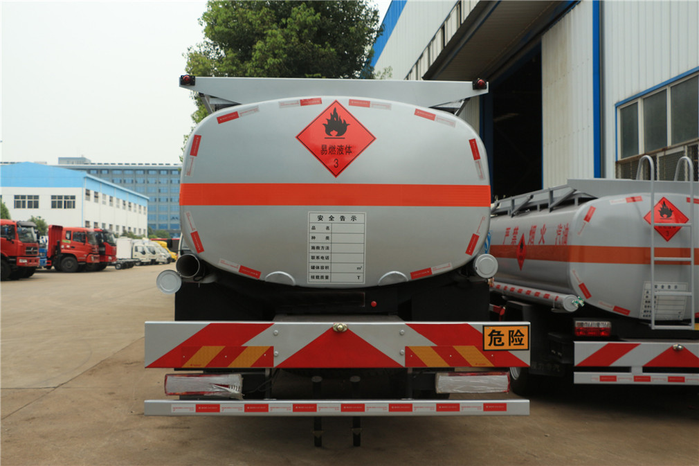 Camión cisterna de un eje J6 para el transporte de petróleo 【15 metros cúbicos】