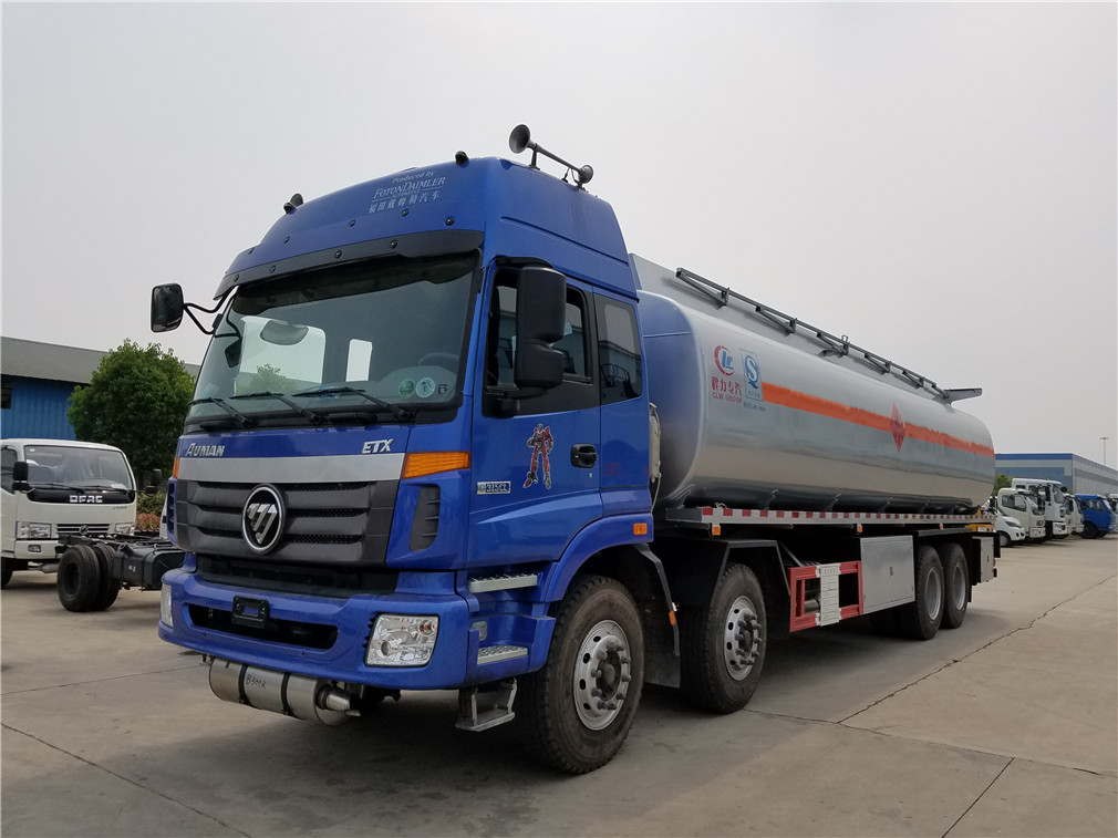 Camión cisterna de Futian Ouman 4x4 con tanque trasero [25 metros cúbicos]