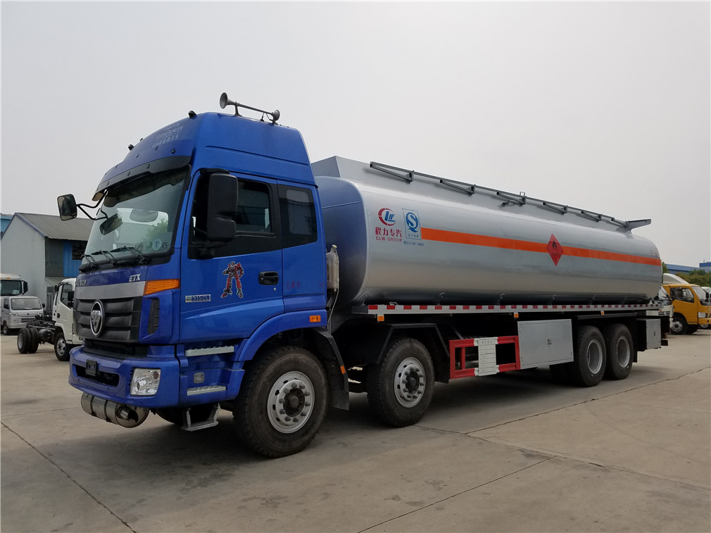 Camión cisterna de Futian Ouman 4x4 con tanque trasero [25 metros cúbicos]
