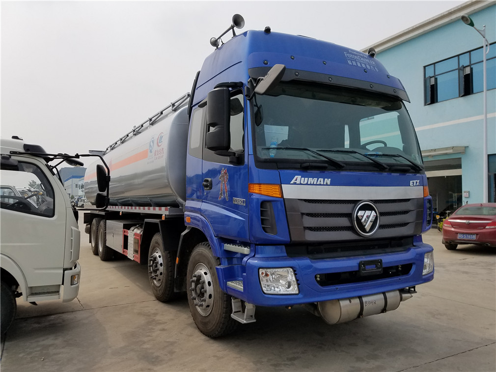 Camión cisterna de Futian Ouman 4x4 con tanque trasero [25 metros cúbicos]