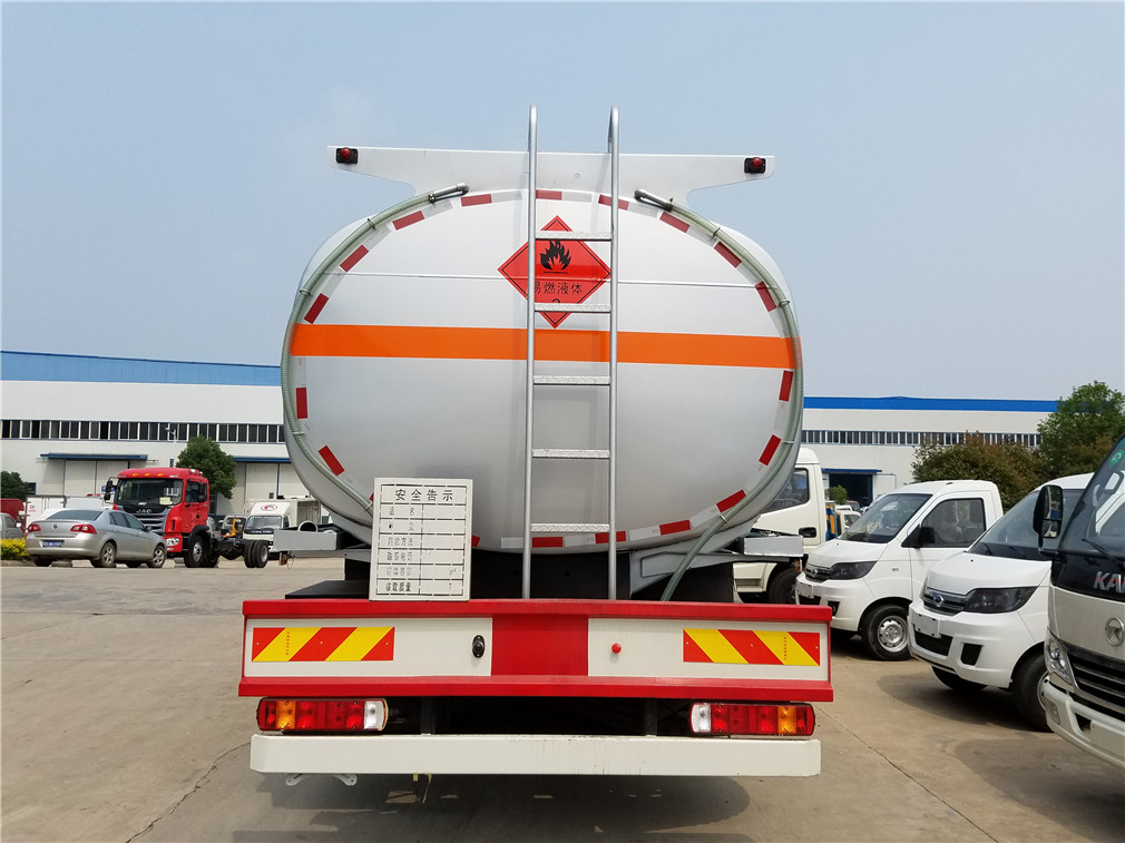 Camión cisterna de Futian Ouman 4x4 con tanque trasero [25 metros cúbicos]