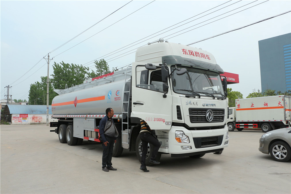 Camión cisterna Dongfeng Tianlong delantero-cuatro trasero-ocho [25 metros cúbicos] de aceite