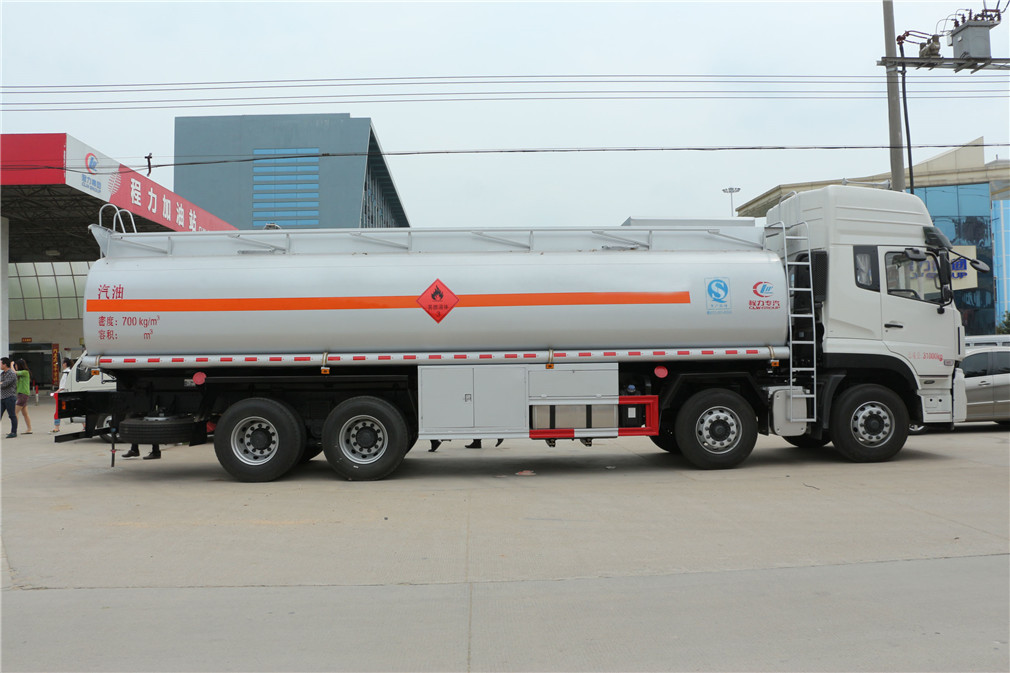 Camión cisterna Dongfeng Tianlong delantero-cuatro trasero-ocho [25 metros cúbicos] de aceite