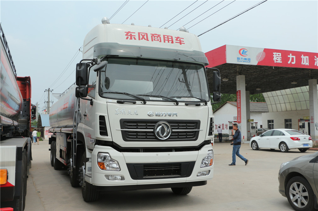 Camión cisterna Dongfeng Tianlong delantero-cuatro trasero-ocho [25 metros cúbicos] de aceite