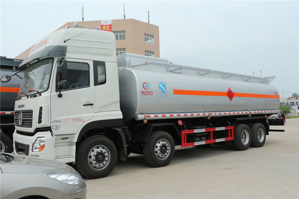 Camión cisterna Dongfeng Tianlong delantero-cuatro trasero-ocho [25 metros cúbicos] de aceite