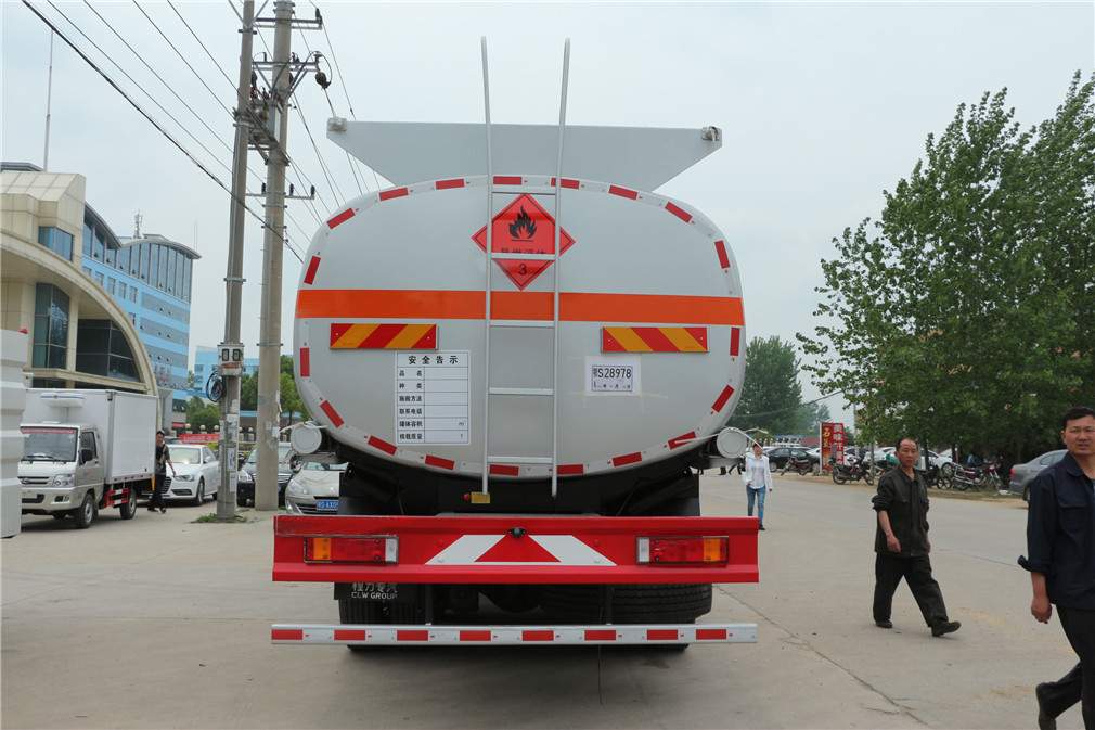Camión cisterna Dongfeng Tianlong delantero-cuatro trasero-ocho [25 metros cúbicos] de aceite