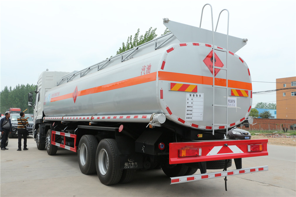 Camión cisterna Dongfeng Tianlong delantero-cuatro trasero-ocho [25 metros cúbicos] de aceite