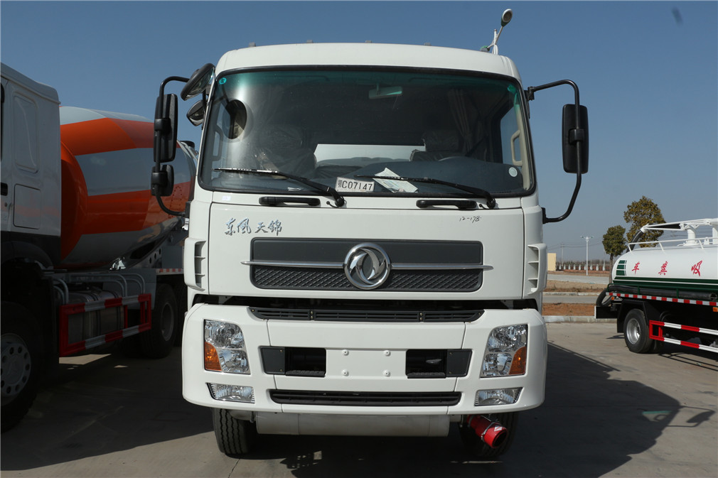 Vehículo de transporte de aceite Dongfeng Tianjin de tres ejes pequeños [20 metros cúbicos]