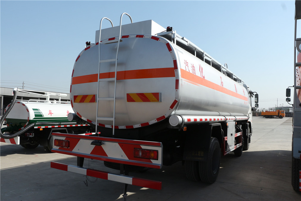 Vehículo de transporte de aceite Dongfeng Tianjin de tres ejes pequeños [20 metros cúbicos]