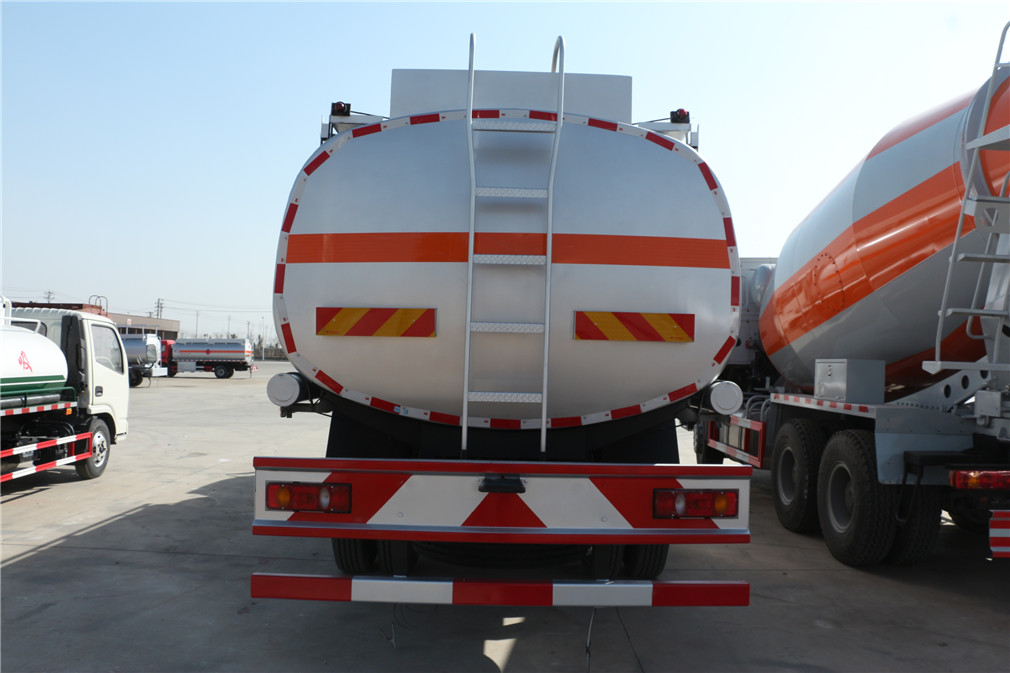 Vehículo de transporte de aceite Dongfeng Tianjin de tres ejes pequeños [20 metros cúbicos]