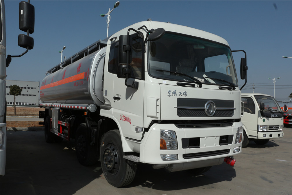Vehículo de transporte de aceite Dongfeng Tianjin de tres ejes pequeños [20 metros cúbicos]