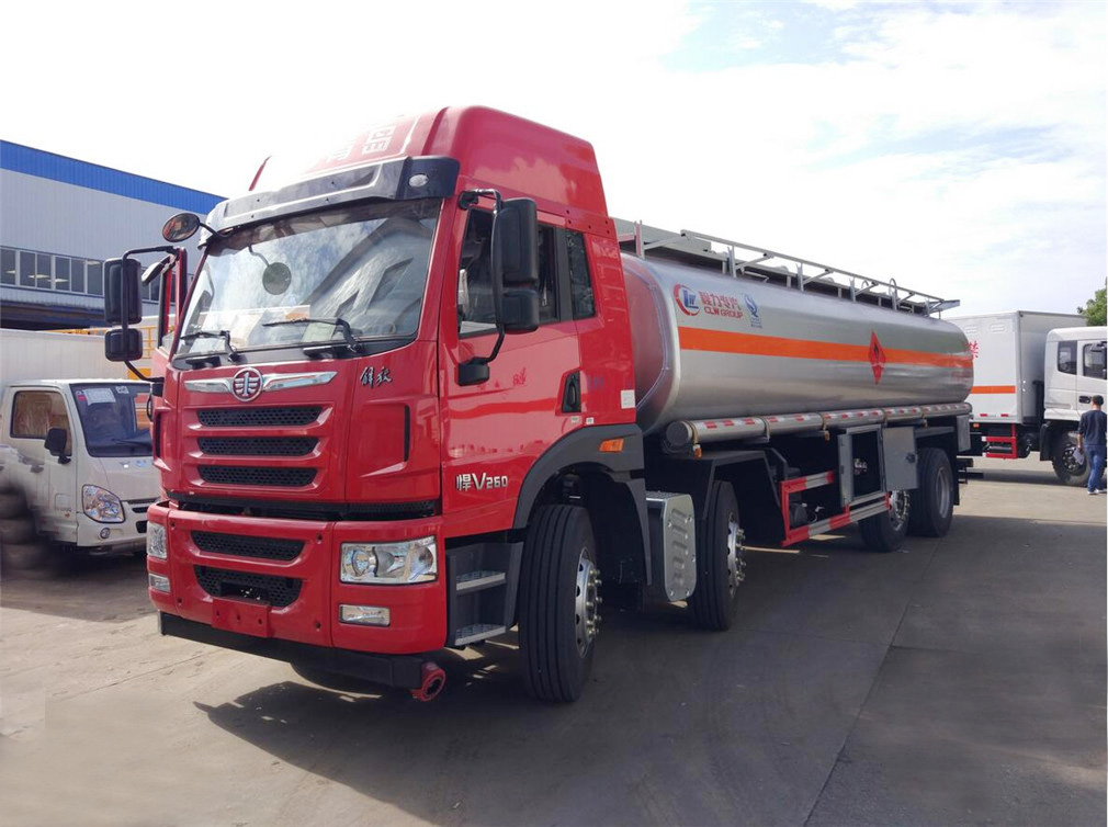 Antes de la liberación, un petrolero de 4 toneladas y 6 metros de largo [27 metros cúbicos]