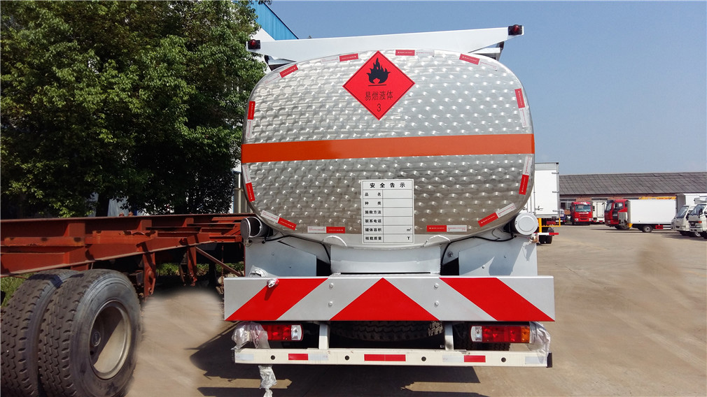 Vehículo de transporte de aceite de aleación de aluminio triple eje pequeño de Futian Ouman [26 cúbicos]