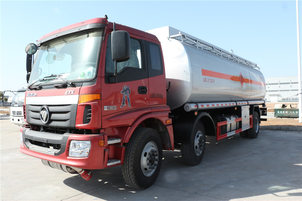 Vehículo de reabastecimiento Futian Ouman 4x4 montado en la parte trasera con capacidad de 24 cúbicos