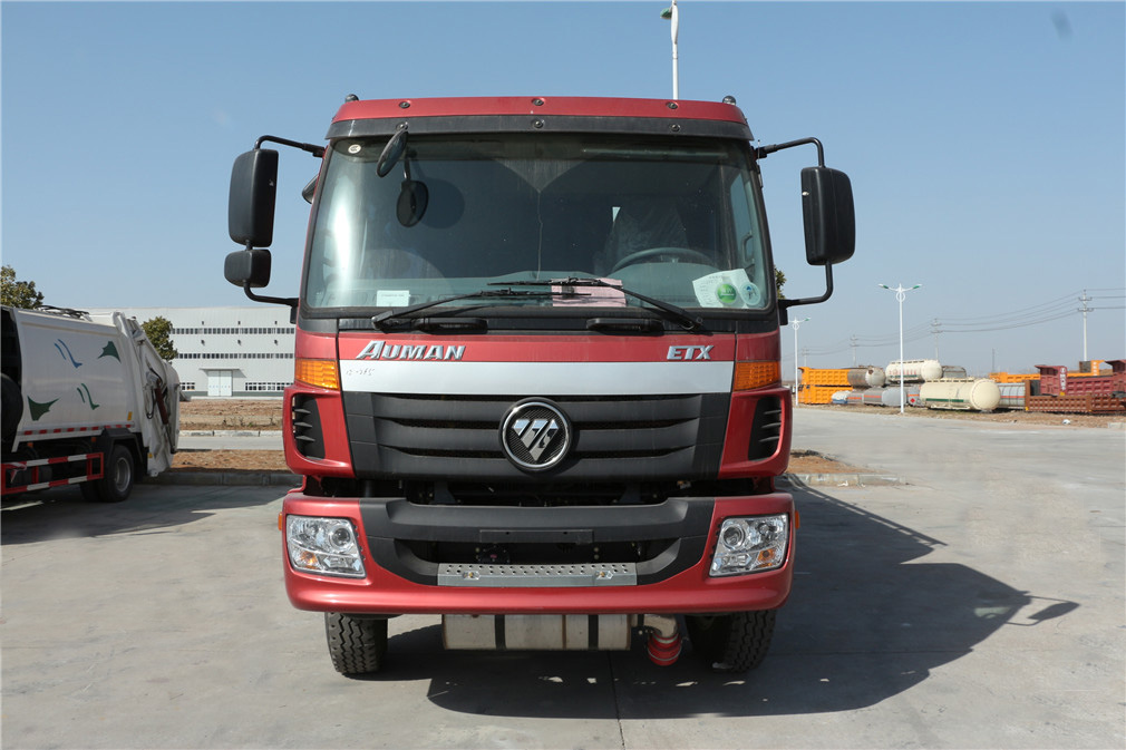 Vehículo de reabastecimiento Futian Ouman 4x4 montado en la parte trasera con capacidad de 24 cúbicos