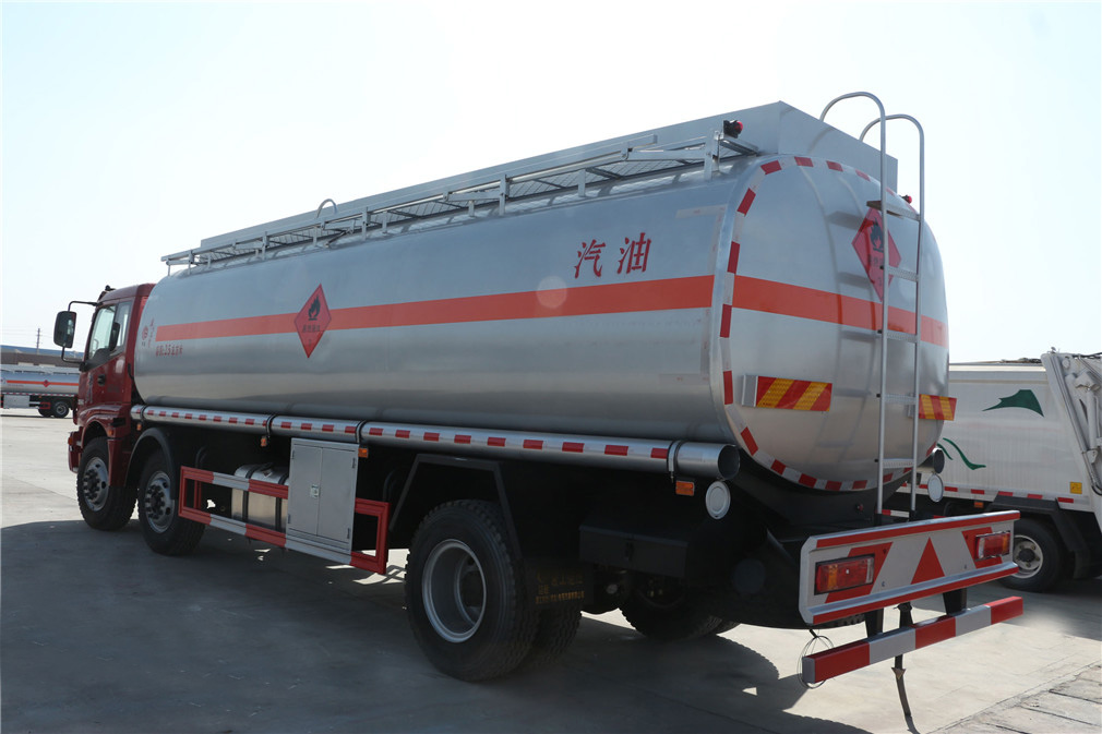 Vehículo de reabastecimiento Futian Ouman 4x4 montado en la parte trasera con capacidad de 24 cúbicos