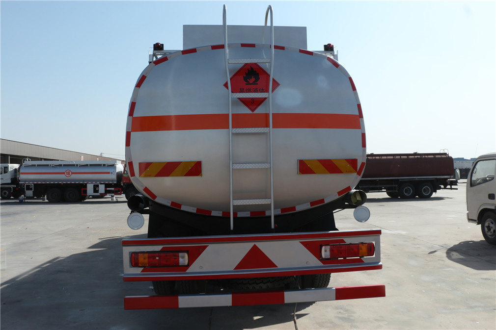 Vehículo de reabastecimiento Futian Ouman 4x4 montado en la parte trasera con capacidad de 24 cúbicos