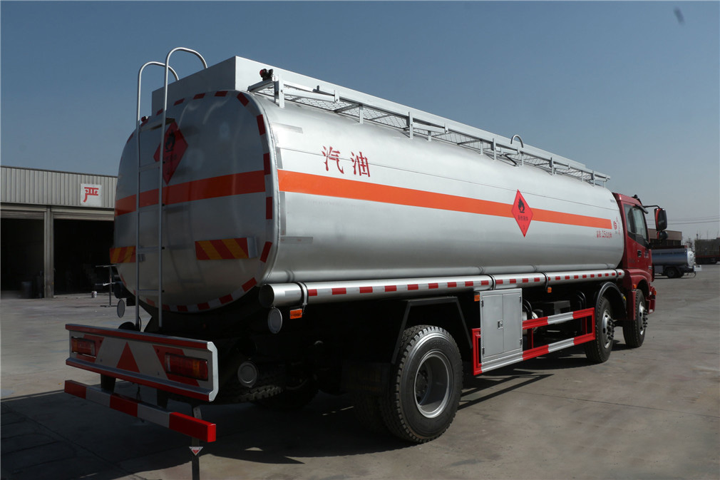 Vehículo de reabastecimiento Futian Ouman 4x4 montado en la parte trasera con capacidad de 24 cúbicos
