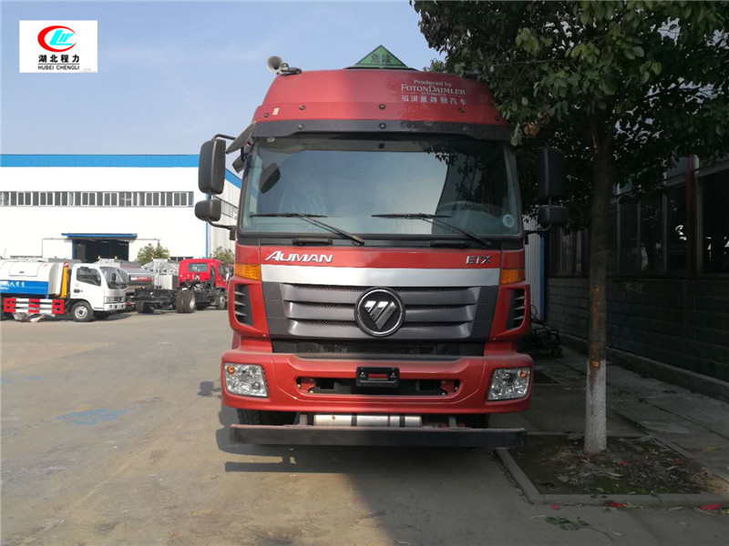 Vehículo de transporte de líquidos inflamables de tipo Ouman de 9.45 metros de longitud, con techo abierto (cuatro ejes delanteros, seis ejes traseros) [Clase 3]