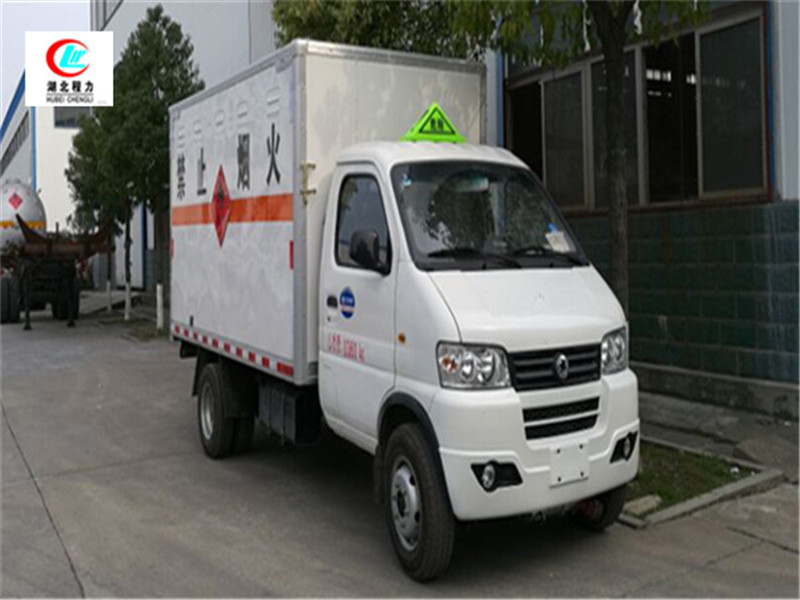Vehículo de transporte de líquido inflamable Dongfeng Junfeng de 3.3 metros de largo en caja [Clase 3, Placa de Licencia Azul]