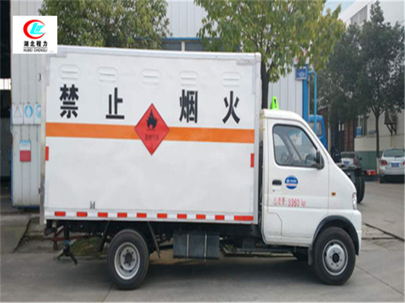 Vehículo de transporte de líquido inflamable Dongfeng Junfeng de 3.3 metros de largo en caja [Clase 3, Placa de Licencia Azul]