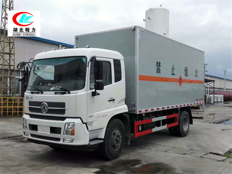 Vehículo de transporte tipo caja de líquido inflamable de 6.6 metros Dongfeng Tianjin [Clase III]