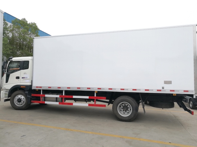 (Longitud: 6.8 metros) Camión refrigerado Foton Rivo