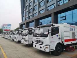 Vehículo de Mantenimiento de la Calle Chengli y Vehículo de Producto Militar Tienen un Encuentro Hermoso