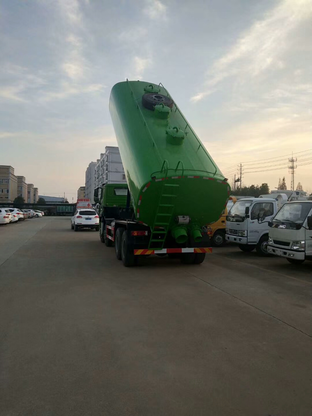 Camión de vertido de lodo Shuai Auto (24 metros cúbicos) Venta Directa de Fábrica