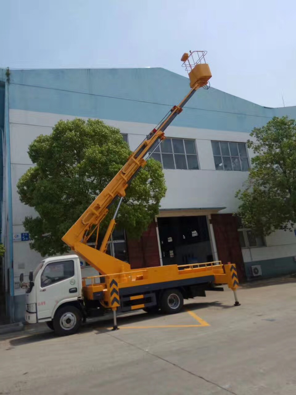 (12-18 metros) Plataforma de Trabajo Aéreo telescópica de una cabina Dongfeng