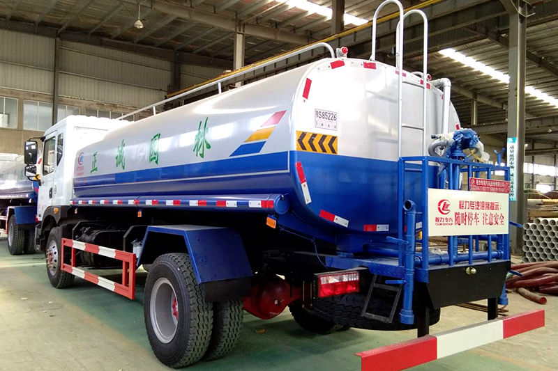 Vehículo de pulverización de agua Dongfeng D9 (capacidad de 15 cubicos)