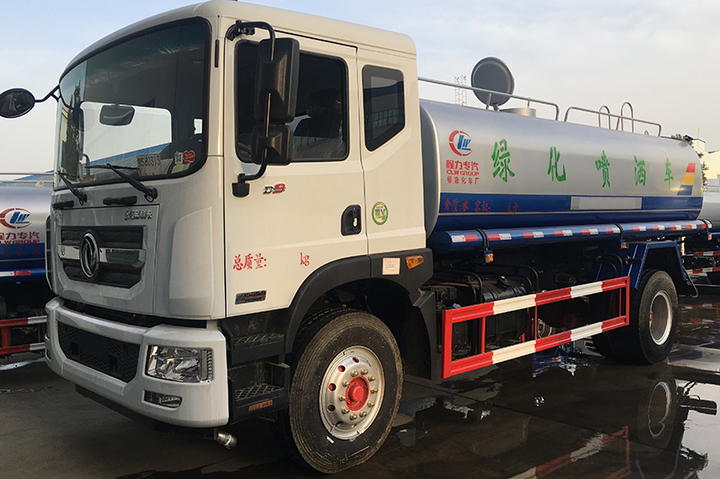 Vehículo de pulverización de agua Dongfeng D9 (capacidad de 15 cubicos)