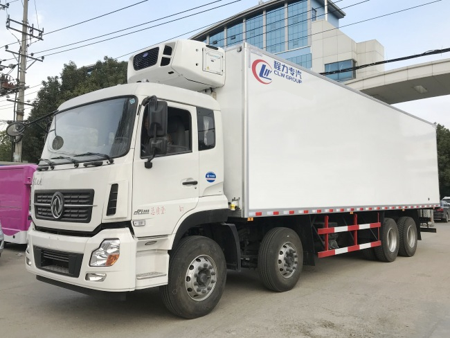 (Longitud: 9.4 metros) Camión refrigerado Dongfeng Tianlong con cuatro ejes delante y ocho ejes en la parte trasera