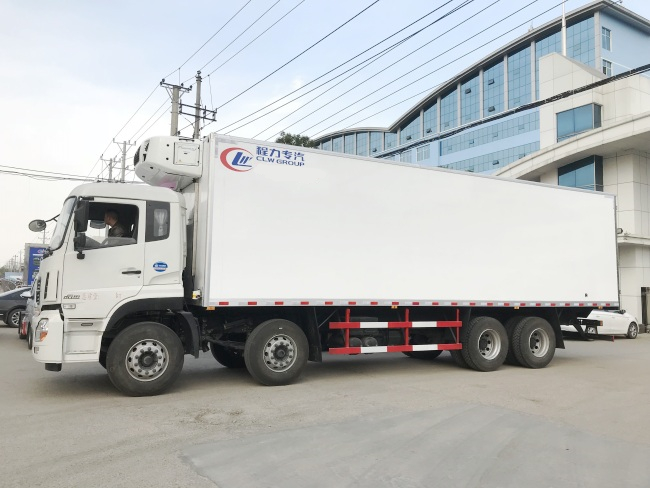(Longitud: 9.4 metros) Camión refrigerado Dongfeng Tianlong con cuatro ejes delante y ocho ejes en la parte trasera