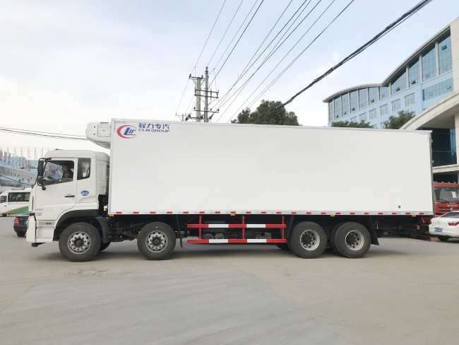 (Longitud: 9.4 metros) Camión refrigerado Dongfeng Tianlong con cuatro ejes delante y ocho ejes en la parte trasera