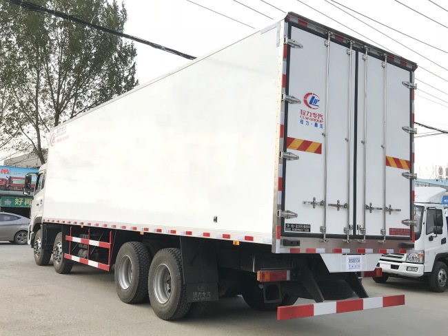 (Longitud: 9.4 metros) Camión refrigerado Dongfeng Tianlong con cuatro ejes delante y ocho ejes en la parte trasera